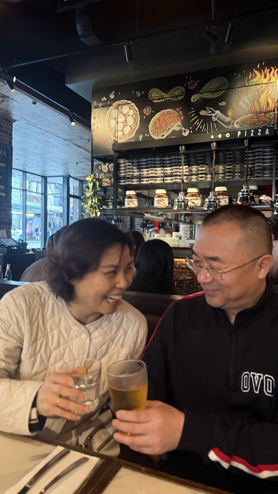 餐桌旁两人举杯相望