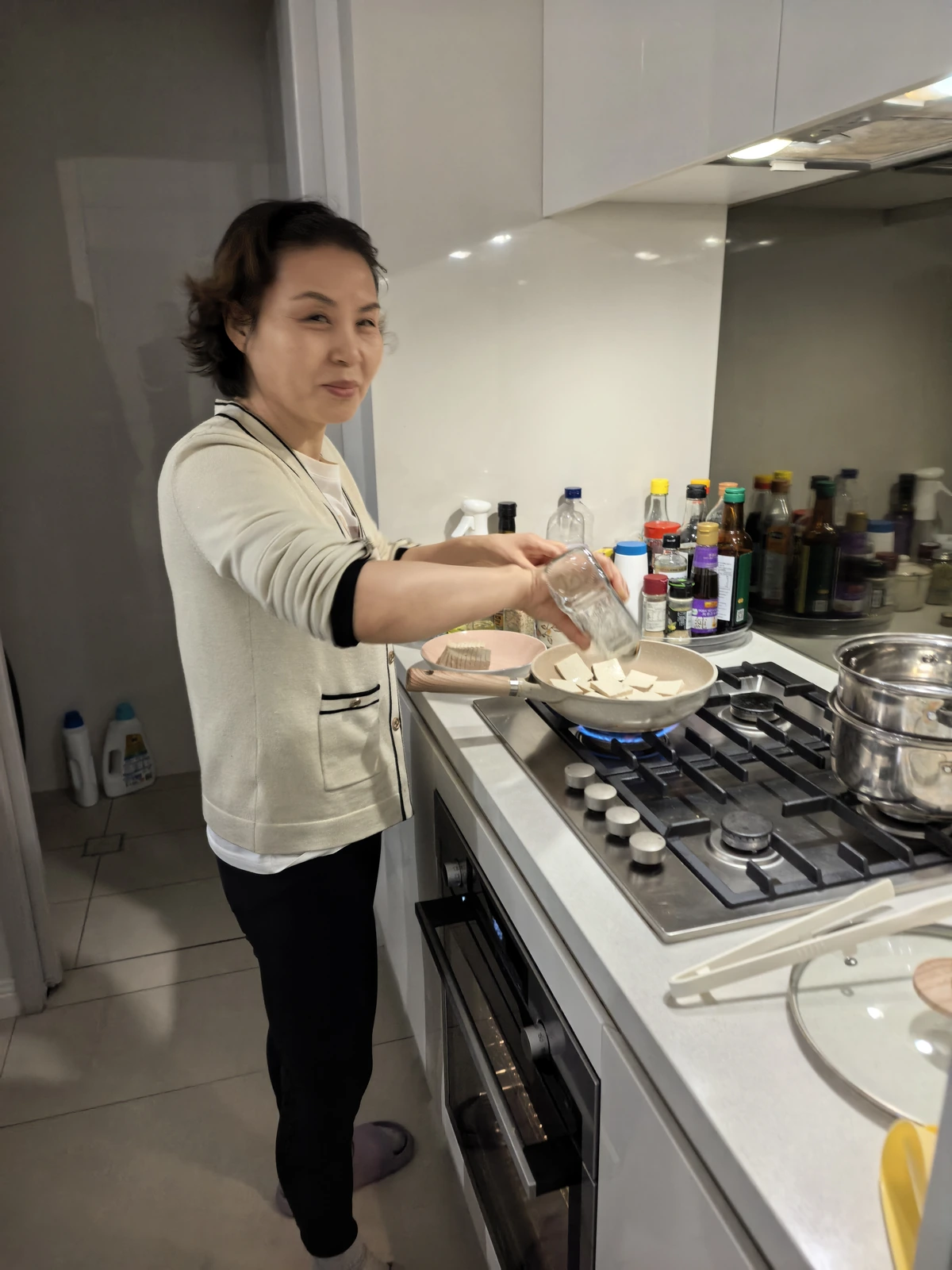 厨房里正在准备食物的人