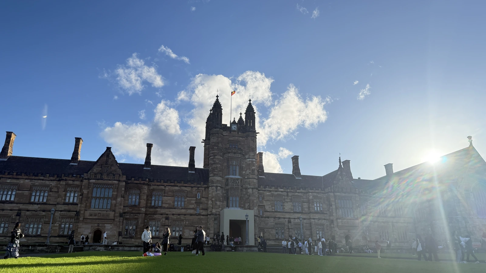 阳光中的悉尼大学建筑与草坪