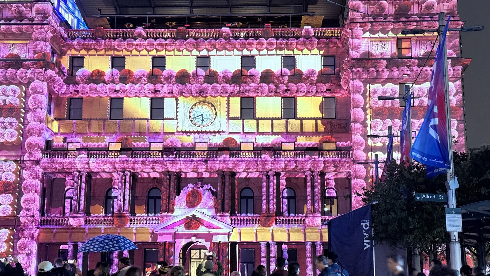 夜间建筑立面的彩色灯光